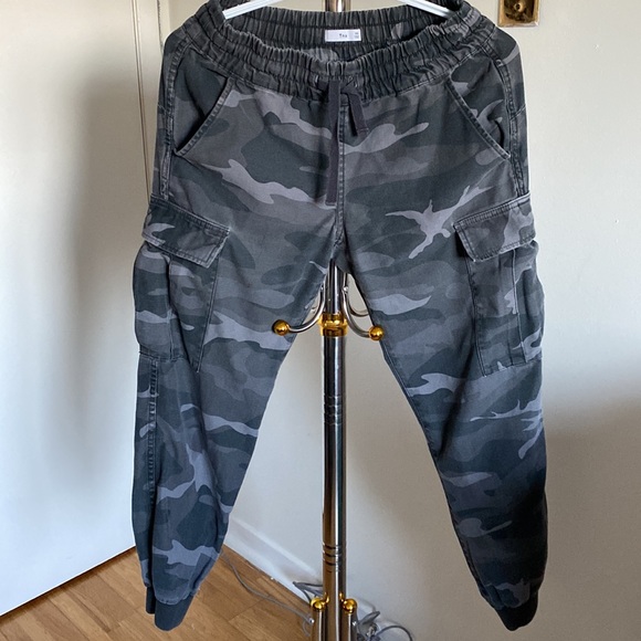 aritzia TNA camo pants - Picture 2 of 9
